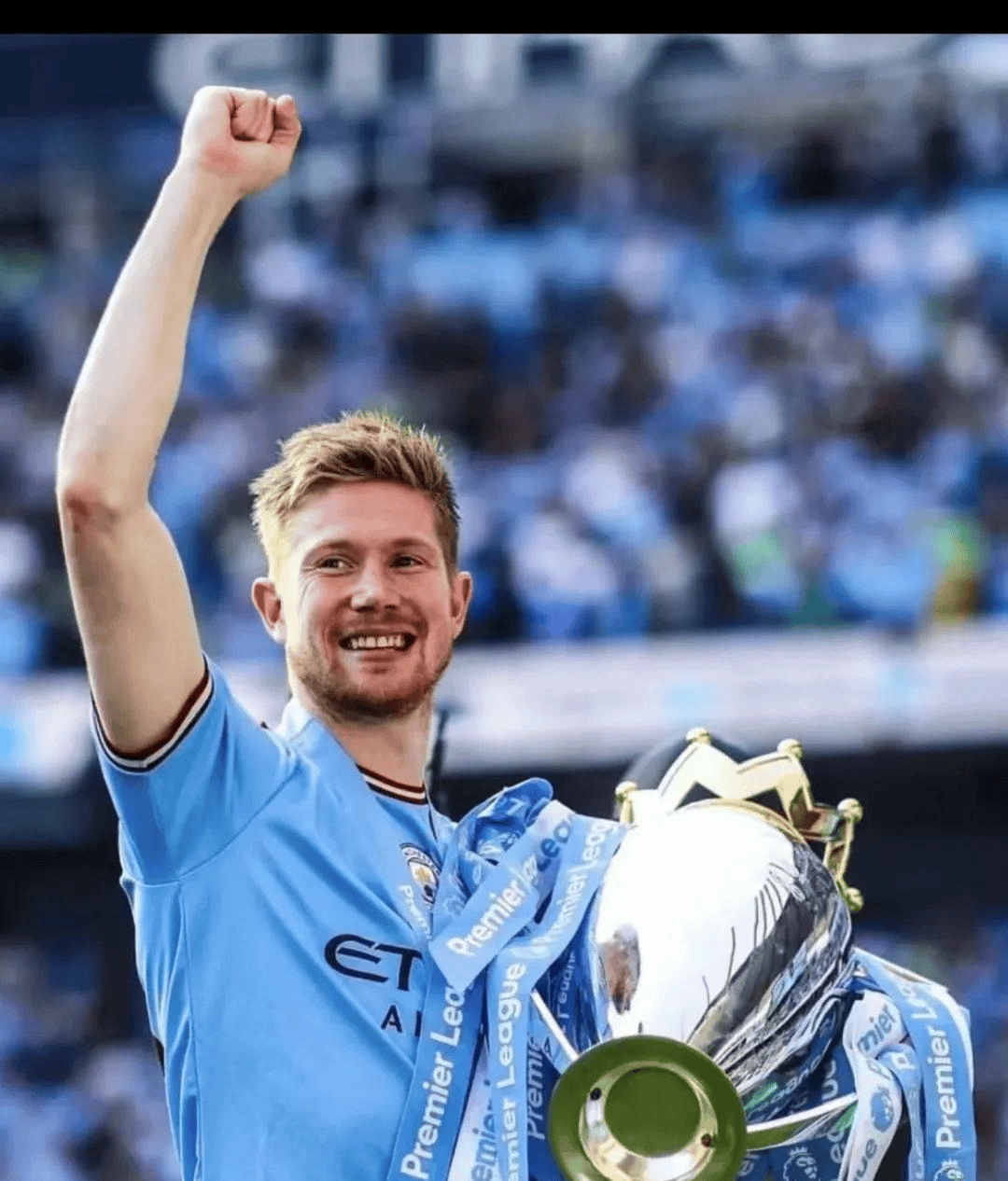 曼联前锋齐尔克泽面临转会，俱乐部对其持开放态度，但仍在培养塞斯科，寻求锋线补充，转会市场激烈争夺中。