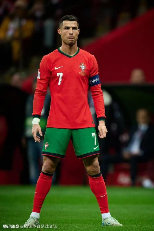 前利物浦后卫马蒂普退役后首亮相，现身沙尔克04广告