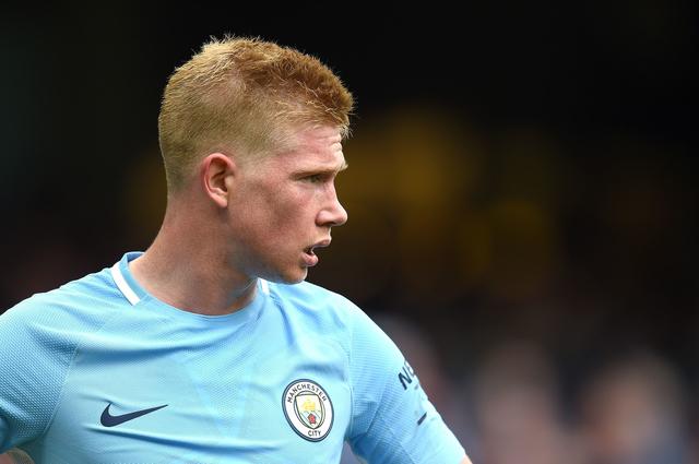 俄罗斯运动员谢尔盖-博伊在1800米高空踢球，挑战极限，引发热议。